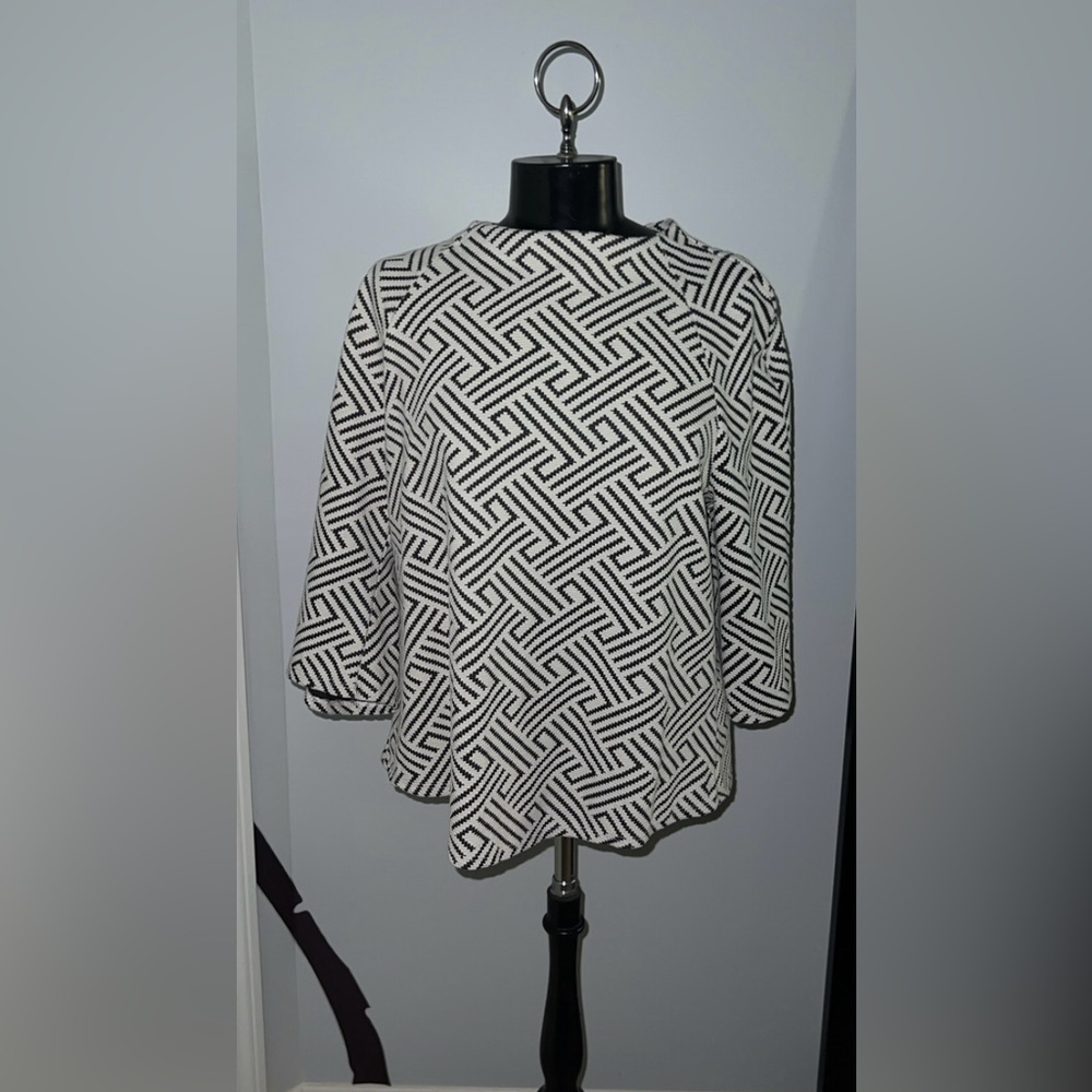 Women’s black and white tunic